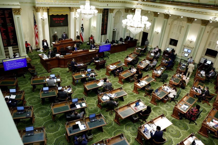 california assembly voting on the floor 
