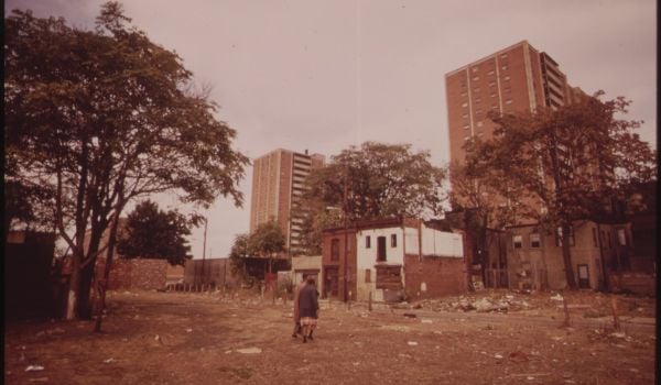 The Blumberg Apartments in 1973, photographed from the 2300 block of W Oxford St.