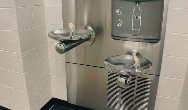 Water fountain with filtered water station
