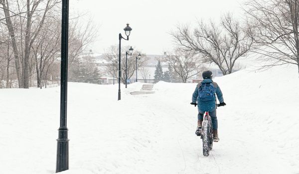 A cyclist in Montreal during the winter.